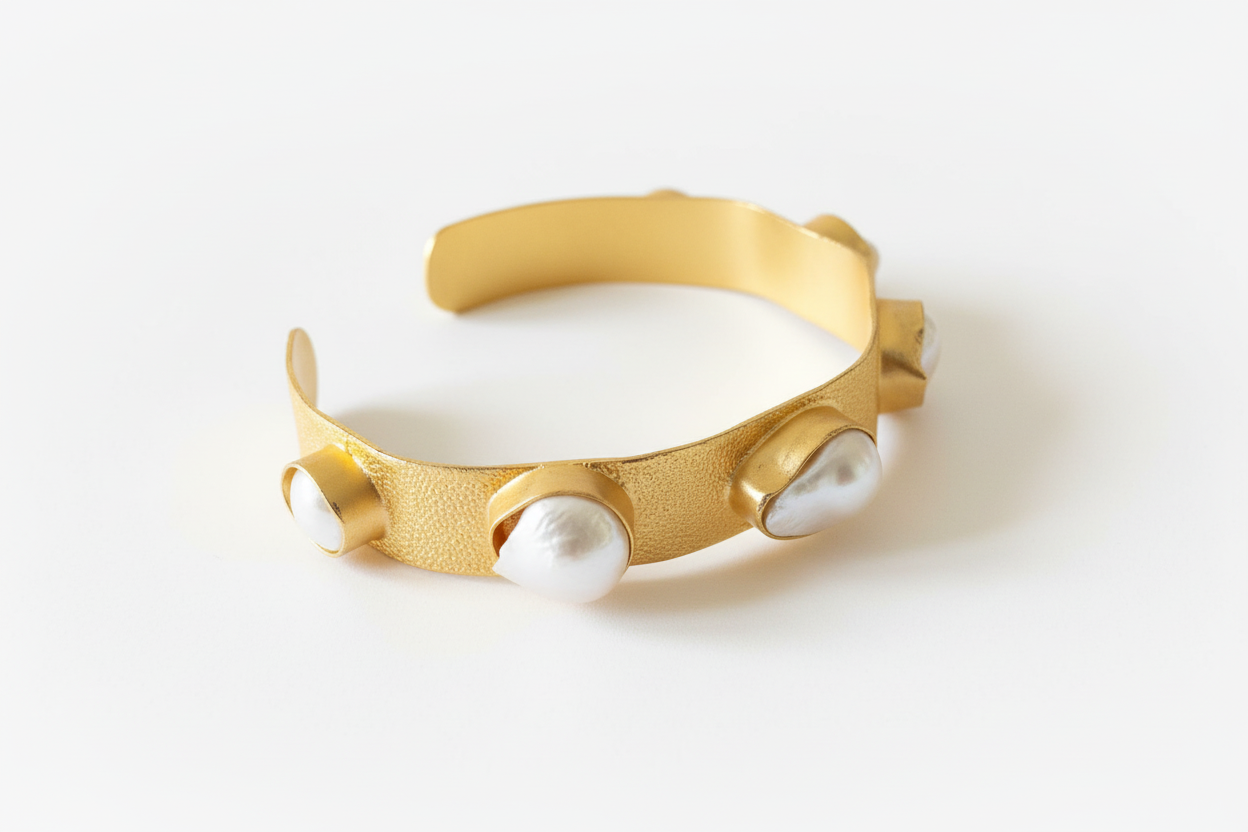 Baroque pearl hand cuffs